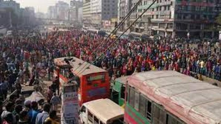 ঢাকা ময়মনসিংহ মহাসড়কে পোশাক শ্রমিকদের বিক্ষোভ